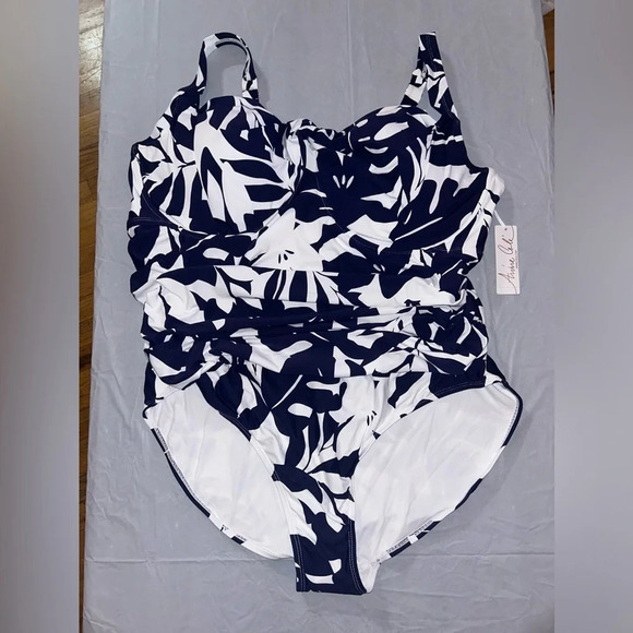 Women's Retro Twist Front Shirred One Piece
Swimsuit Size 24 W - Picture 2 of 5